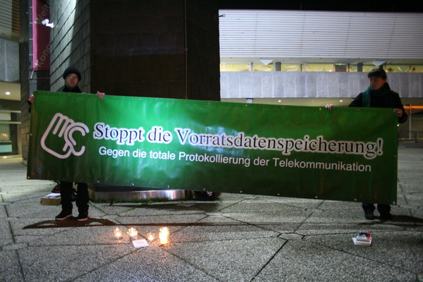 [Foto: AKV-Banner: Stoppt die Vorratsdatenspeicherung! Gegen die totalle Protokollierung der Kommunikation]