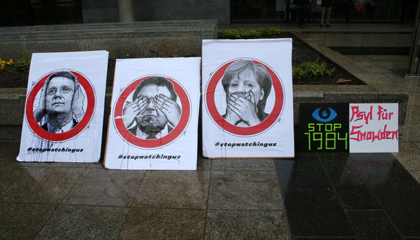 [Foto: Asyl fr Snowden und weitere Plakate]