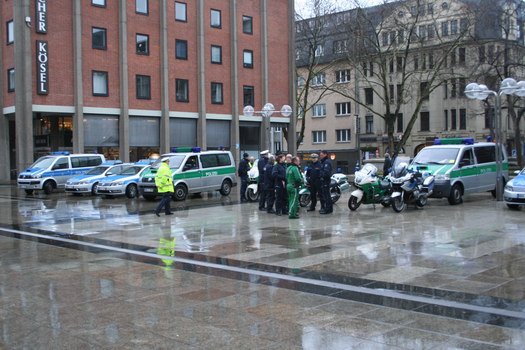 [Foto: Polizei auf dem Roncalliplatz]