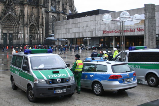 [Foto: Polizei auf dem Roncalliplatz - Kundgebung und Rmisch-Germanisches Museum im Hintergrund]
