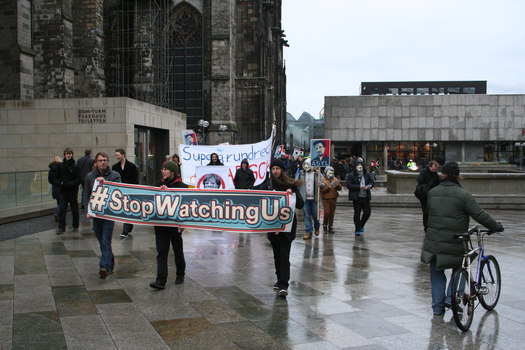 [Foto: Demonstrationszug verlsst Roncalliplatz]