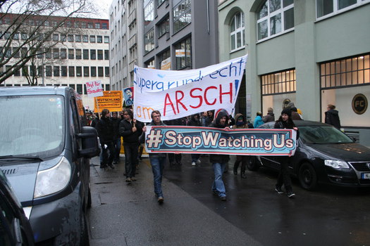 [Foto: Demonstrationszug von vorne]