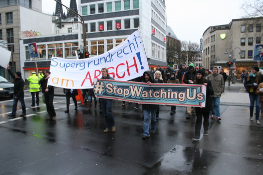 [Foto: Demonstrationszug berquert Strae]