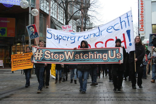 [Foto: Vorderansicht auf Demonstrationszug]