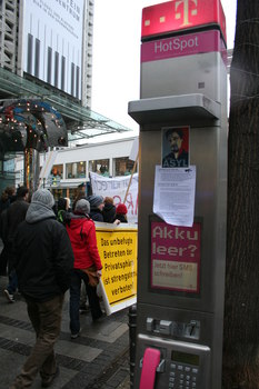 [Foto: Demonstrationszug passiert bereits vorgefundenen Veranstaltungshinweis]