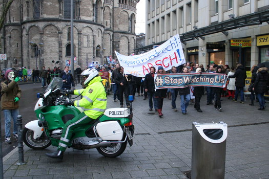 [Foto: Demonstrationszug mit Kirche im Hintergrund]