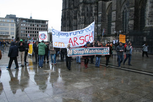 [Foto: Demonstrationszug auf Domplatte]