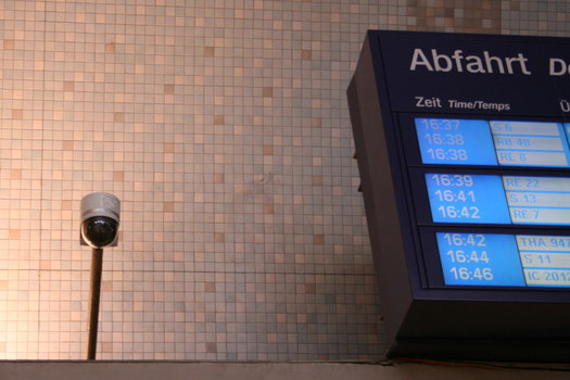 [Foto: berwachungskamera im Klner Hauptbahnhof]