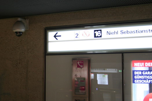 [Foto: berwachungskamera in der U-Bahn-Station Breslauer Platz]