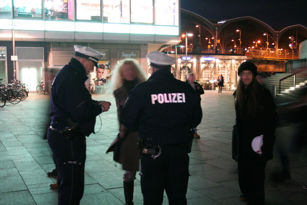 [Foto: Polizei-Besuch der Mahnwache]