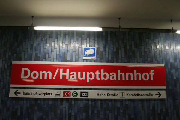 [Foto: KVB-Videoberwachungshinweis an Haltestelle Dom-Hauptbahnhof]