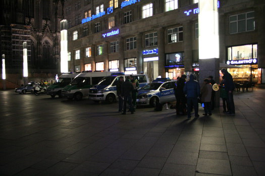 [Foto: Klner Polizei hat fr jeden Demonstranten einen Sitzplatz frei]