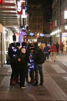 [Foto: berwachte Passanten in der Hohen Strae]