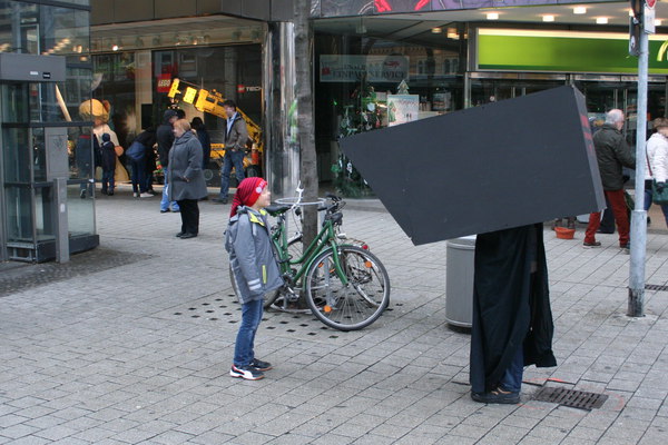 [Foto: Menschliche Kamera vor Kind]