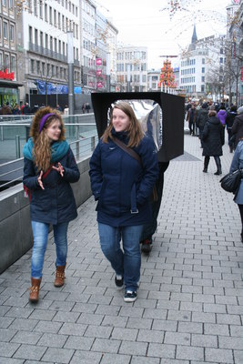 [Foto: Menschliche Kamera verfolgt Passantinnen]