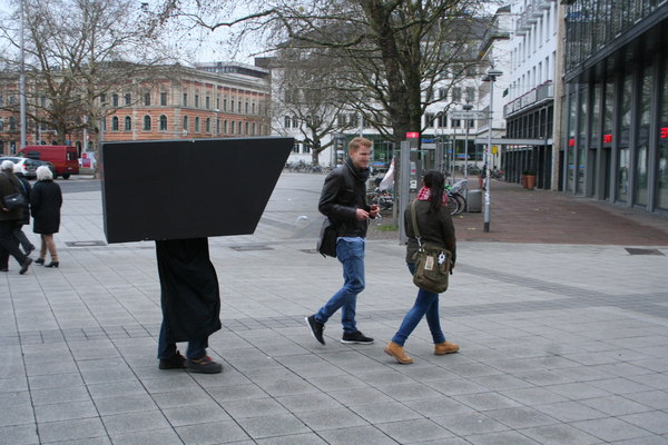 [Foto: Menschliche Kamera verfolgt Passanten]