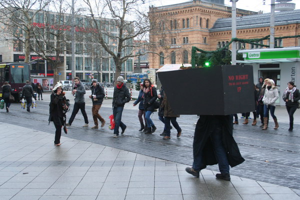 [Foto: Menschliche Kamera berwacht Passantin]