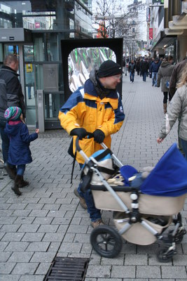 [Foto: Menschliche Kamera berwacht Kinderwagen]