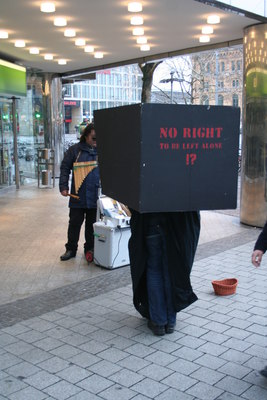 [Foto: Menschliche Kamera betrachtet Musiker]