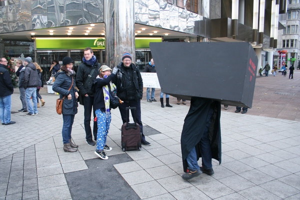 [Foto: Menschliche Kamera vor Touristen]