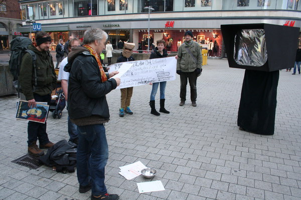 [Foto: Menschliche Kamera berwacht Verlesung des Volkszhlungsurteils]