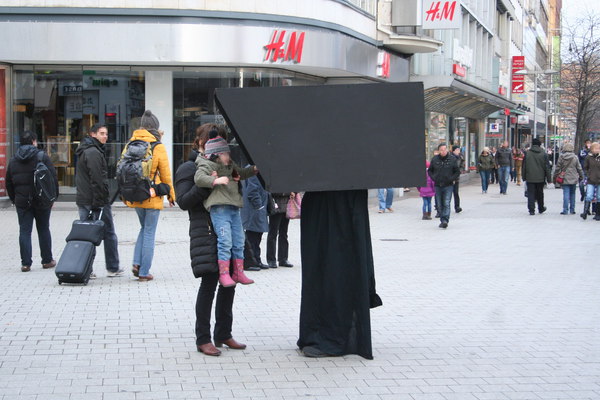 [Foto: Kind schaut in menschliche Kamera]