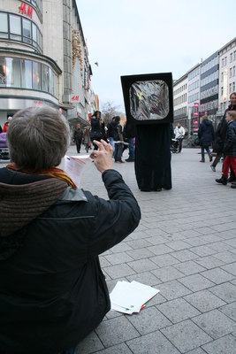 [Foto: Menschliche Kamera berwacht Zerstckelung des Zensus-Fragebogen]