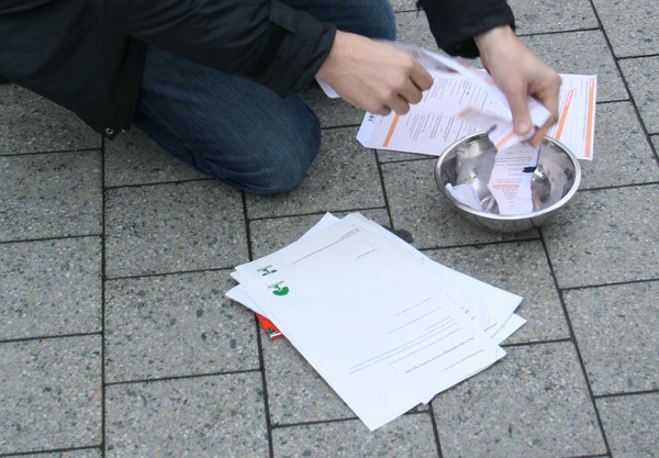 [Foto: Zensus-Fragebogen wird fr Verbrennung zerissen]