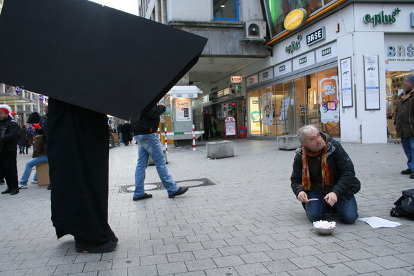 [Foto: Menschliche Kamera berwacht Verbrennung des Zensus-Formulars]