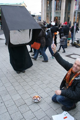 [Foto: Menschliche Kamera berwacht Verbrennung des Zensus-Fragebogens]