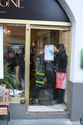 [Foto: Polizeiliche Plakatier-Einheit beim Friseur]