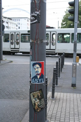 [Foto: 'Asyl fr Snowden' und weiterer Aufkleber]