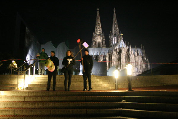 [Foto: berwachungs-Laternen vor dem Dom]