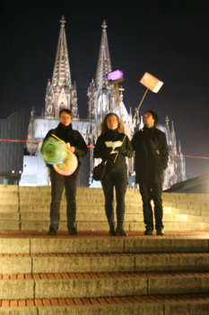 [Foto: berwachungs-Laternen vor dem Dom]