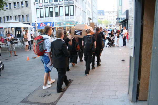 [Foto: Trauermarsch Schildergasse]