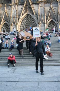 [Foto: Trauermarsch Dom Treppe]