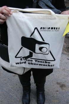 [Foto: Stofftasche mit Aufdruck: Diese Tasche wird videoueberwacht]