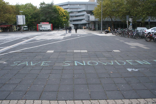 [Foto: Save-Snowden-Aufruf vor Uni Köln]