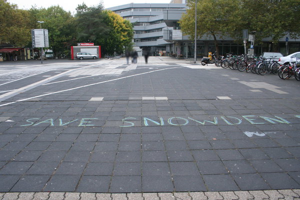 [Foto: Save-Snowden-Aufruf vor Uni Kln]