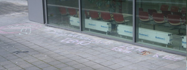 [Foto: Stop-Watching-Us-Demo-Aufruf vor Uni-Gebude]