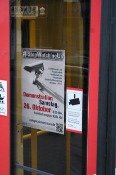 [Foto: Stop-Watching-Us-Plakat auf KVB-Tr]