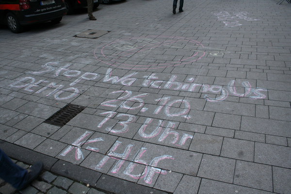 [Foto: Stop-Watching-Us-Demo-Aufruf auf Marathon-Strecke]