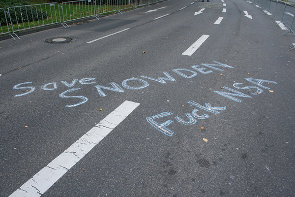 [Foto: Kreideaufruf auf Kln-Marathon-Strecke: Save Snowden - Fuck NSA]