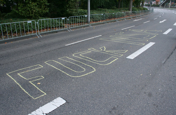 [Foto: Kreideaufruf auf Köln-Marathon-Strecke: Fuck NSA]