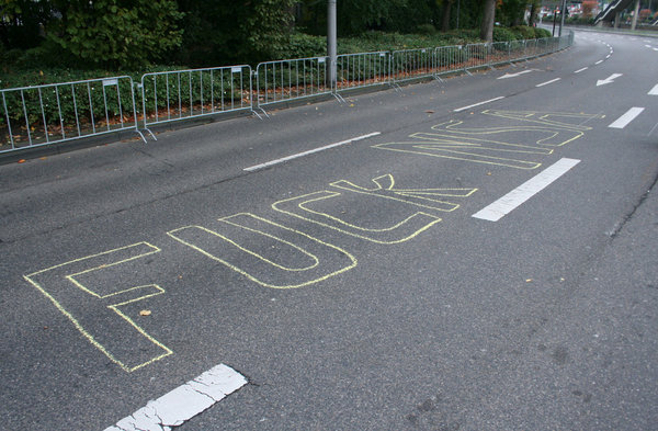 [Foto: Kreideaufruf auf Kln-Marathon-Strecke: Fuck NSA]