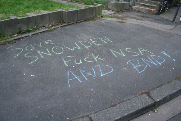 [Foto: Kreideaufruf: Save Snowden - Fuck NSA and BND!]