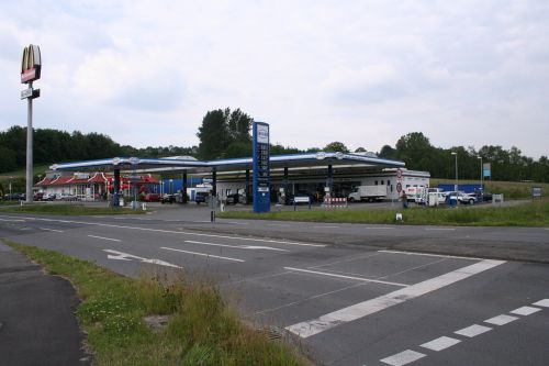 [Photo: Tankstelle von auen]