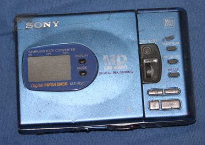 [Photo: Verstaubter Sony MZ-R35]