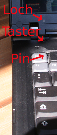 [Photo: Darstellung des ThinkPad-Defekts. Loch und abgebrochener Pin sind sichtbar]