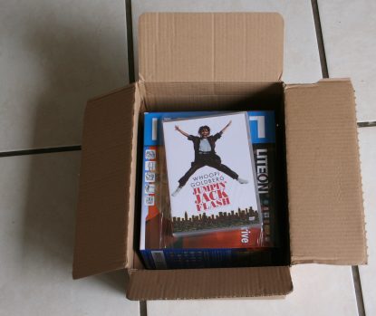 [Foto des geffnetetn Pakets. Sichtbarer Inhalt: DVD-Brenner und Jumpin'-Jack-Flash-DVD]